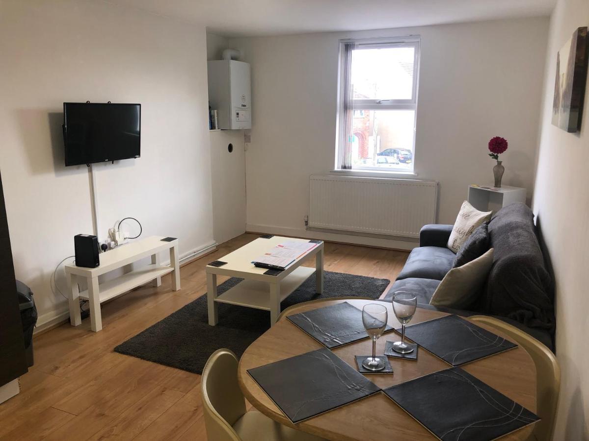 2 Bedroom Large First Floor Apartment With Free Parking Loughborough Esterno foto